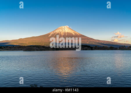 Beau ciel clair le coucher du soleil à Lac Tanuki (Tanukiko). Réflexions sur la montagne Fuji, première neige en automne. Situé à proximité de sentier nature, Shizuok Tokai Banque D'Images