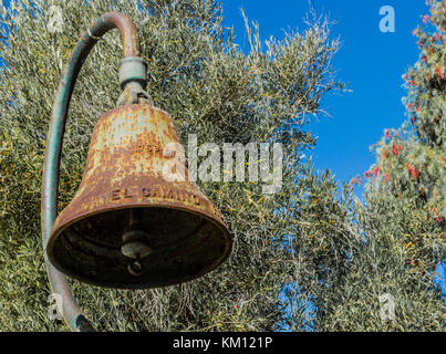 Rouillé vintage bell marqueur sur El Camino Real à Solvang, Californie, États-Unis Banque D'Images