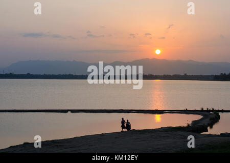 Deux ombres de pêcheurs, sur les rives du lac taungtaman au lever du soleil, de la pont en teck myanmar, Mandalay.. Banque D'Images