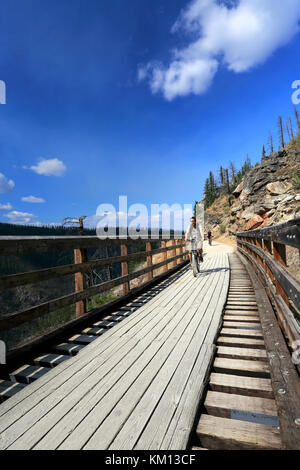 Les cyclistes le long de la piste cyclable, chevalets en bois du canyon Myra Myra Canyon, Ville, région de l'Okanagan, Kelowna, Colombie-Britannique, Canada. Banque D'Images