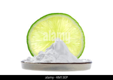 Bicarbonate de sodium dans une tasse avec une fine tranche de citron et lime derrière deux ensemble Banque D'Images