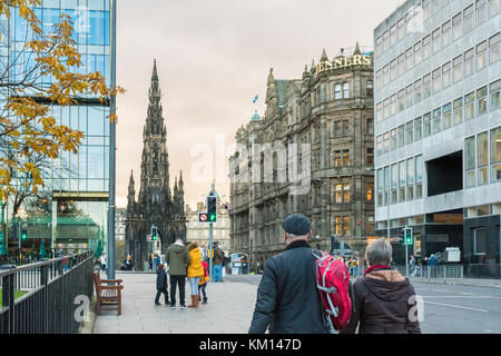 Architecture et scène de rue d'Édimbourg - Jenners department store et Scott Monument vu de St Andrew Square Banque D'Images