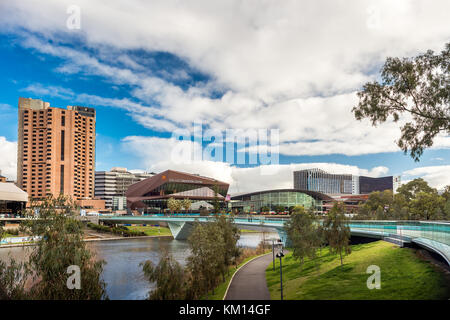 Adelaide, Australie - Août 27, 2017 : la ville d'Adelaïde vue sur rivière Torrens passerelle à partir de la rive nord en hiver Banque D'Images