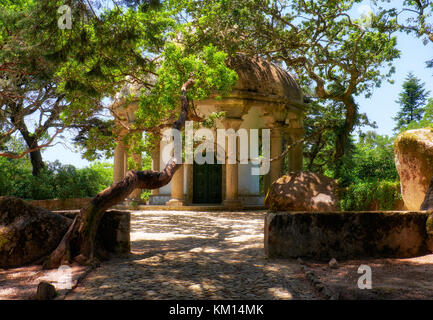 Petit temple des colonnes dans le parc de Pena, agissant comme un point de vue sur le palais de Pena. Il a été construit sur le site d'une chapelle dédiée à st. Banque D'Images