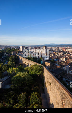 Ville de Gérone cityscape avec Passeig de la Muralla, vieille muraille de fortification, Catalogne, Espagne Banque D'Images