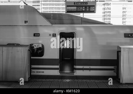 Nagoya, Japon - Dec 3, 2016. Un train shinkansen en attente à la gare JR de Nagoya, au Japon. Nagoya, capitale de la préfecture d'Aichi, est un la fabrication et l'expédition Banque D'Images