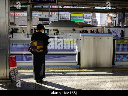 Nagoya, Japon - Dec 3, 2016. Une femme en attente à la gare JR de Nagoya, au Japon. Nagoya, capitale de la préfecture d'Aichi, est un la fabrication et l'expédition Banque D'Images