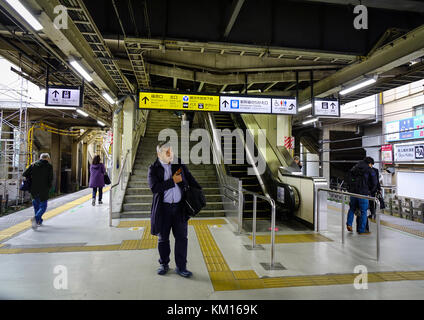 Nagoya, Japon - Dec 3, 2016. Les passagers qui attendent à la gare JR de Nagoya, au Japon. Nagoya, capitale de la préfecture d'Aichi, est la fabrication et l'expédition d'un h Banque D'Images