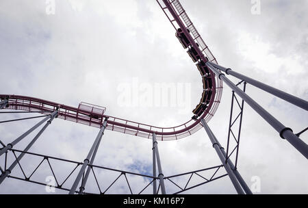 Yokohama, Japon - 05 novembre 2014. montagnes russes au parc de loisirs à Yokohama, au Japon. yokohama est la deuxième plus grande ville avec une population de plus de 3 mi Banque D'Images