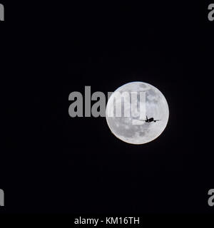 Plan d'arrivée à l'aéroport Heathrow de Londres sur la pleine lune Banque D'Images