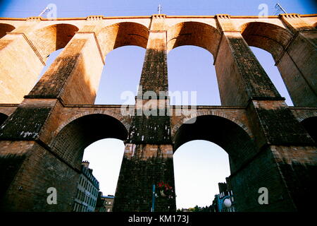 AJAXNETPHOTO. 2001. - MORLAIX, FRANCE. CÉLÈBRE VIADUC UTILISÉ POUR LE TRANSPORT DE FRET À LA BASE DE LA MARINE À BREST. PHOTO:JONATHAN EASTLAND/AJAX. REF:CD546617C 1 20. Banque D'Images