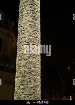 AJAXNETPHOTO. 2015. ROME, ITALIE. - Ruines romaines - La Colonne Trajane et ses 260 m de long SITUÉE PRÈS DE LA FRISE HÉLICOÏDALE PIAZZO del Foro traiano. PHOTO:JONATHAN EASTLAND/AJAX REF:GXR151012 5700 Banque D'Images