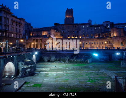 AJAXNETPHOTO. 2015. ROME, ITALIE. - Ruines romaines - PIAZZO del Foro traiano PAR NUIT. PHOTO:JONATHAN EASTLAND/AJAX REF:GXR151012 5852 Banque D'Images