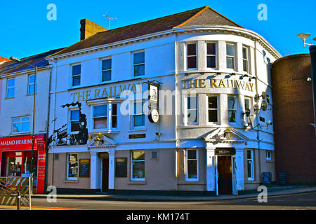 Le chemin de fer, Inn/Public House près de Bridgend centre ville a été établi depuis de nombreuses années et attire maintenant une clientelle. Banque D'Images