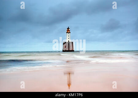 Rattray Head Lighthouse dans weathercolor orageux au crépuscule, dans l'Aberdeenshire, Ecosse Banque D'Images