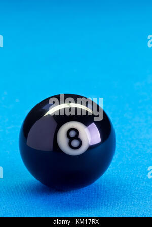 Jeu de billard billard 8 ball sur table de billard avec tissu bleu, copy space Banque D'Images