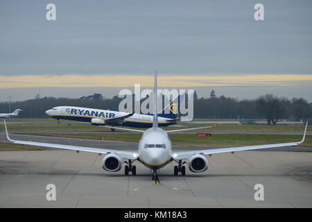 Deux avions de Ryanair à l'aéroport de Stansted Banque D'Images