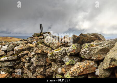 Une vieille borne sur filiast carnedd y repose sur un cairn, le parc national de Snowdonia Banque D'Images