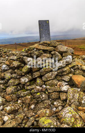 Une vieille borne sur filiast carnedd y repose sur un cairn, le parc national de Snowdonia Banque D'Images