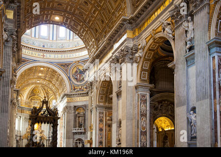 L'intérieur de la basilique Saint-Pierre à la Cité du Vatican, Rome, Italie. Banque D'Images