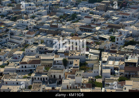 Lindos d'oiseau sur les toits blancs Banque D'Images