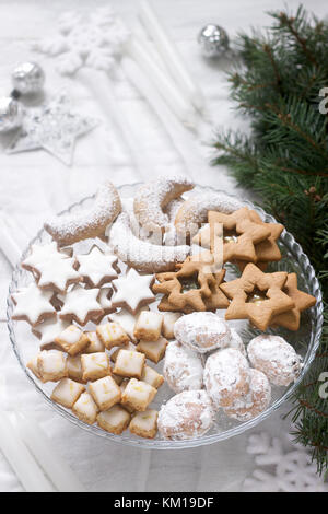 Les cookies de fête, un assortiment de croissants, vanille, cannelle étoiles gingerbreads et cubes et stollen sur un arrière-plan de fête. Banque D'Images