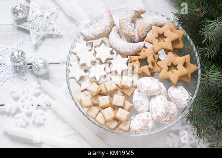 Les cookies de fête, un assortiment de croissants, vanille, cannelle étoiles gingerbreads et cubes et stollen sur un arrière-plan de fête. Banque D'Images