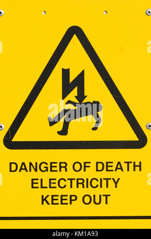 Danger de mort Tenir hors électricité signe sur l'électricité sous-station, West Midlands, Royaume-Uni. Banque D'Images