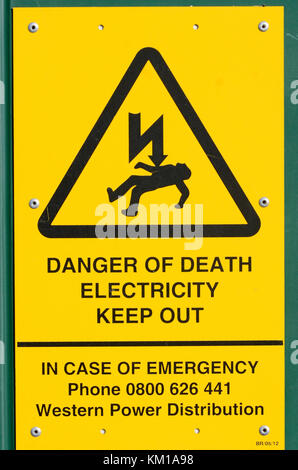 Danger de mort Tenir hors électricité signe sur l'électricité sous-station, West Midlands, Royaume-Uni. Banque D'Images