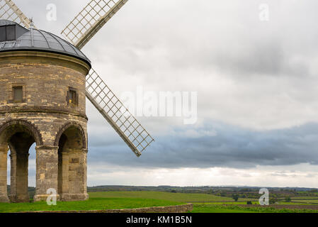 Le 17e siècle chesterton moulin en haut de la colline près de Chesterton, Warwickshire. Banque D'Images