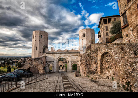 Spello, Pérouse, Ombrie. l'Imposant et magnifique tours de properzio et porta venere dans le centre de Spello, célèbre pour la production de pétrole Banque D'Images