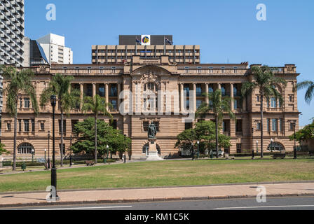 Brisbane, Australie - décembre 8, 2009 : statue de la reine Victoria en plein régalia couronnement dans green lawn Queens Gardens en face de pierre brune historique Banque D'Images