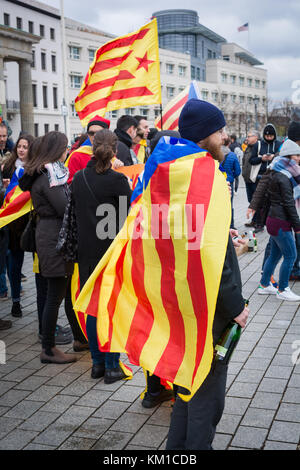 L'indépendance catalane stand protestataires comme un groupe devant la porte de Brandebourg sur un vent froid matin à Berlin, Allemagne, 18 octobre 2017. Banque D'Images