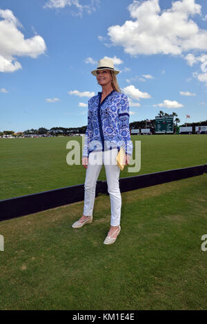 WELLINGTON, FL - AVRIL 24: L'actrice Bo Derek lance la pièce et accueille avant Orchard Hill vaincre Dubaï dans le championnat américain Polo Open tenu à l'International Polo Club Palm Beach. Bo Derek est une actrice américaine de cinéma et de télévision, producteur de film, et modèle peut-être mieux connu pour son rôle de percée dans le film 10 de 1979 le 24 avril 2016 à Wellington, Floride. Personnes: Bo Derek Banque D'Images