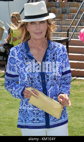WELLINGTON, FL - AVRIL 24: L'actrice Bo Derek lance la pièce et accueille avant Orchard Hill vaincre Dubaï dans le championnat américain Polo Open tenu à l'International Polo Club Palm Beach. Bo Derek est une actrice américaine de cinéma et de télévision, producteur de film, et modèle peut-être mieux connu pour son rôle de percée dans le film 10 de 1979 le 24 avril 2016 à Wellington, Floride. Personnes: Bo Derek Banque D'Images