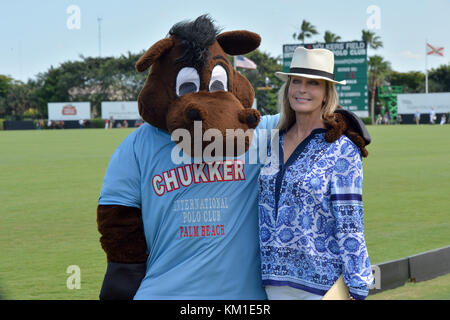 WELLINGTON, FL - AVRIL 24: L'actrice Bo Derek lance la pièce et accueille avant Orchard Hill vaincre Dubaï dans le championnat américain Polo Open tenu à l'International Polo Club Palm Beach. Bo Derek est une actrice américaine de cinéma et de télévision, producteur de film, et modèle peut-être mieux connu pour son rôle de percée dans le film 10 de 1979 le 24 avril 2016 à Wellington, Floride. Personnes: Bo Derek Banque D'Images