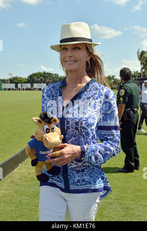WELLINGTON, FL - AVRIL 24: L'actrice Bo Derek lance la pièce et accueille avant Orchard Hill vaincre Dubaï dans le championnat américain Polo Open tenu à l'International Polo Club Palm Beach. Bo Derek est une actrice américaine de cinéma et de télévision, producteur de film, et modèle peut-être mieux connu pour son rôle de percée dans le film 10 de 1979 le 24 avril 2016 à Wellington, Floride. Personnes: Bo Derek Banque D'Images