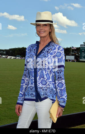 WELLINGTON, FL - AVRIL 24: L'actrice Bo Derek lance la pièce et accueille avant Orchard Hill vaincre Dubaï dans le championnat américain Polo Open tenu à l'International Polo Club Palm Beach. Bo Derek est une actrice américaine de cinéma et de télévision, producteur de film, et modèle peut-être mieux connu pour son rôle de percée dans le film 10 de 1979 le 24 avril 2016 à Wellington, Floride. Personnes: Bo Derek Banque D'Images