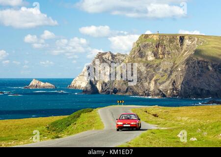 Glen Head s'élève au-dessus de la route au sud de Greeneville à Malin Beg, le sud-ouest de comté de Donegal, Irlande. Banque D'Images