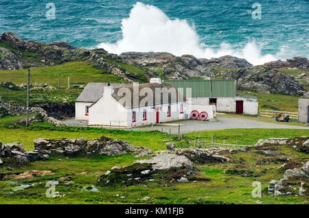 Les vagues de tempête de l'Atlantique ont battu la côte près de Malin Head, dans la péninsule d'Inishowen, dans le comté de Donegal. Pointe la plus septentrionale de l'Irlande. Banque D'Images