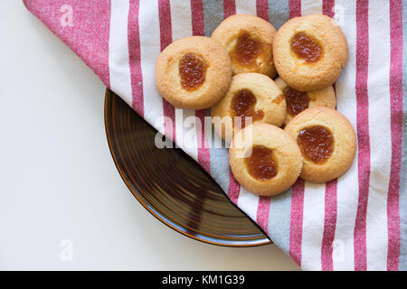 Contre-drop cookies sur une assiette de service avec teatowel Banque D'Images