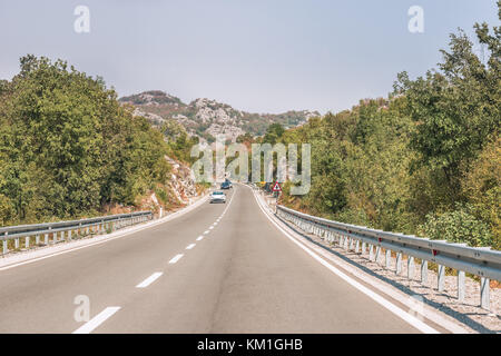 Route de l'autoroute sur la montagne, le Monténégro. Banque D'Images