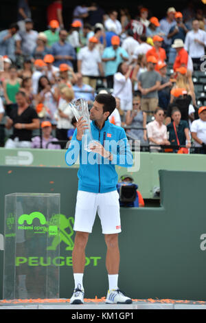 KEY BISCAYNE, Floride - 03 avril : la Serbie de Novak Djokovic bat Kei Nishikori du Japon après leur match au cours de la mens définitif le jour 14 de l'Open de Miami présenté par Itau à Crandon Park Tennis Center le 3 avril 2016 à Key Biscayne, Floride Personnes : Novak Djokovic Banque D'Images