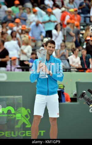 KEY BISCAYNE, Floride - 03 avril : la Serbie de Novak Djokovic bat Kei Nishikori du Japon après leur match au cours de la mens définitif le jour 14 de l'Open de Miami présenté par Itau à Crandon Park Tennis Center le 3 avril 2016 à Key Biscayne, Floride Personnes : Novak Djokovic Banque D'Images