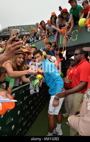 KEY BISCAYNE, Floride - 03 avril : la Serbie de Novak Djokovic bat Kei Nishikori du Japon après leur match au cours de la mens définitif le jour 14 de l'Open de Miami présenté par Itau à Crandon Park Tennis Center le 3 avril 2016 à Key Biscayne, Floride Personnes : Novak Djokovic Banque D'Images