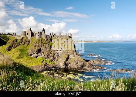 Le château de dunluce, ruine médiévale entre portrush et sur la côte nord d'Antrim bushmills road, comté d'Antrim, en Irlande du Nord. Banque D'Images