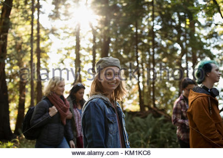 Portrait of smiling girl randonnées dans les bois avec la famille