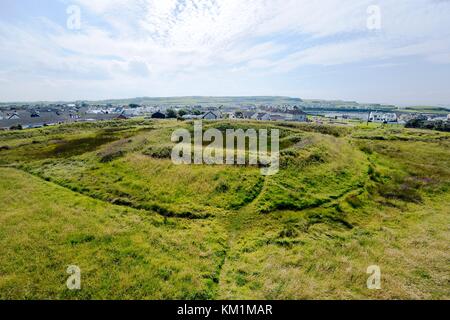 Lissanduff Earthworks, Portballintrae, Irlande du Nord. Double digue rituelle préhistorique et anneaux de fossé. C'est l'anneau humide sud Banque D'Images