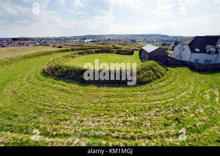 Lissanduff Earthworks, Portballintrae, Irlande du Nord. Double digue rituelle préhistorique et anneaux de fossé. C'est l'anneau sec nord Banque D'Images