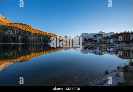 Vue sur le lac de Misurina juste après le coucher du soleil. sorapiss montagne sur l'arrière-plan. Dolomites, Italie. Banque D'Images